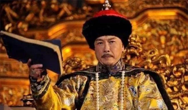 Ngoài ra, sự thông minh và tài năng của Càn Long trong việc học thuộc lòng văn cổ đã khiến Khang Hi phải kinh ngạc.