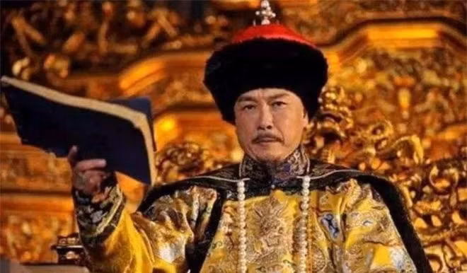 Ngoài ra, sự thông minh và tài năng của Càn Long trong việc học thuộc lòng văn cổ đã khiến Khang Hi phải kinh ngạc.