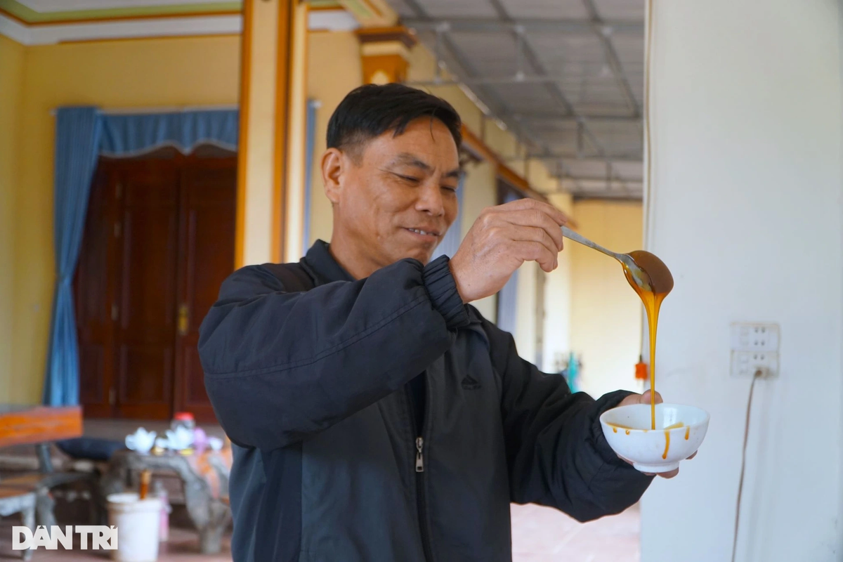 Đã có kinh nghiệm nhiều năm trong nghề nấu mật mía, ông Nguyễn Văn Vinh thường cẩn thận kiểm tra mật sau mỗi lần nấu. "Muốn có mật ngon phụ thuộc vào nguồn nguyên liệu là chủ yếu. Mía ở huyện Thạch Thành được đánh giá là chất lượng tốt hơn các vùng nguyên liệu khác", ông Vinh cho hay.