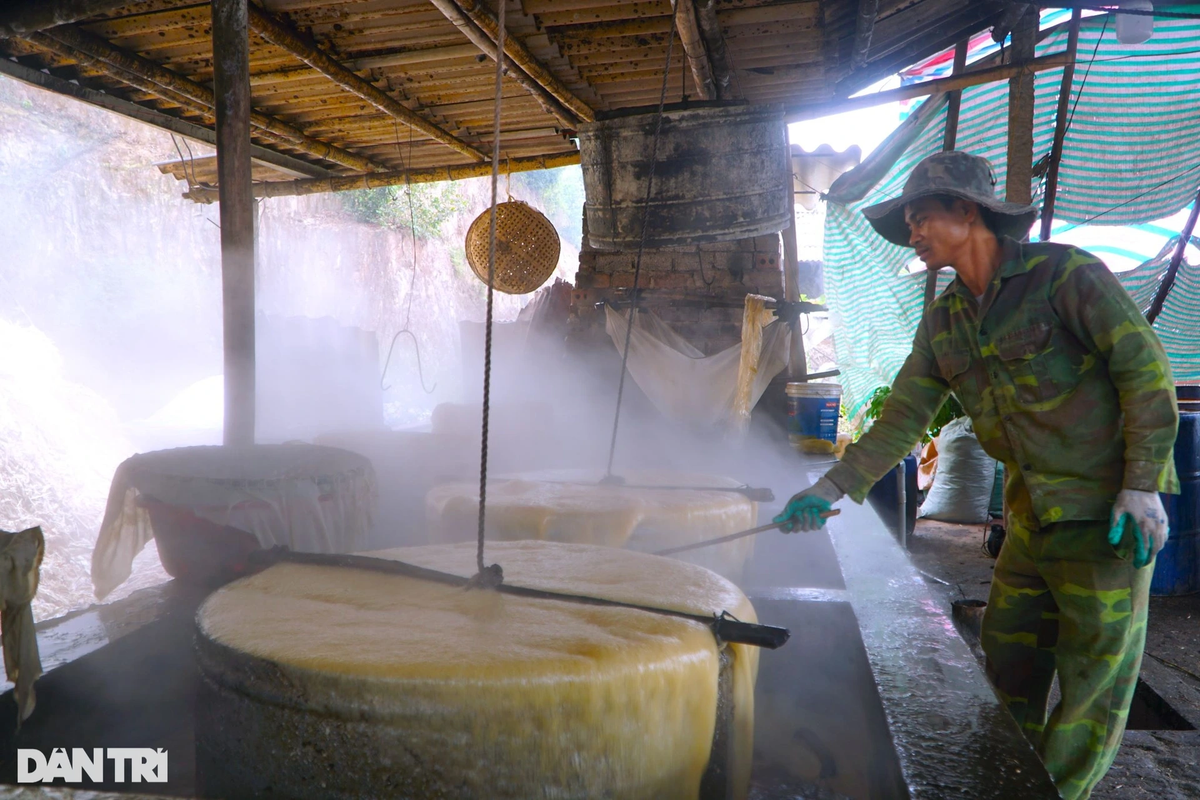 "Nghề làm mật mía ở địa phương có từ lâu đời, tuy nhiên do công việc nấu mật vất vả, hiện ở địa phương chỉ còn một vài nhà giữ nghề. Để tạo ra được những giọt mật ngon, phải trải qua rất nhiều công đoạn như ép mía, nấu, lọc mật. Thời gian hoàn thiện một mẻ nấu khoảng 5-6 giờ đồng hồ", ông Vinh cho hay.