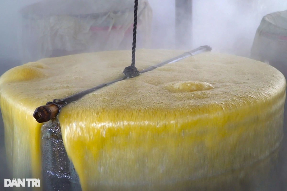 Nước mía sau khi đun nấu trong lò sẽ sủi bọt để lại lớp mật cô đọng phía dưới đáy nồi. Quá trình nấu mật, người thợ sẽ vớt bỏ lớp bọt ở phía trên rồi dùng vải màn lọc lấy dòng mật sánh mịn.