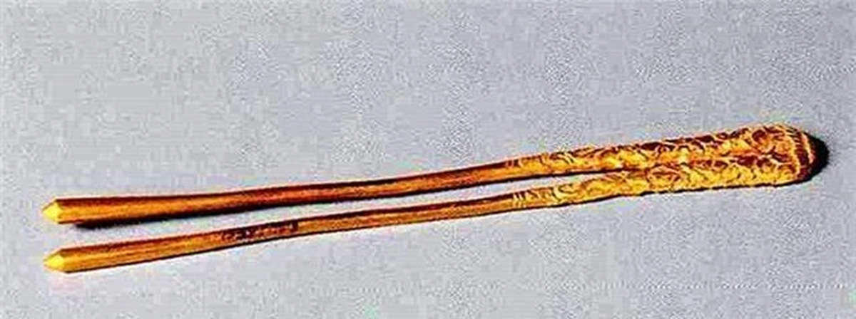 Trước đó, một nông dân ở Chiết Giang (Trung Quốc) lên núi đào đất và bất ngờ phát hiện đôi đũa vàng kỳ lạ.