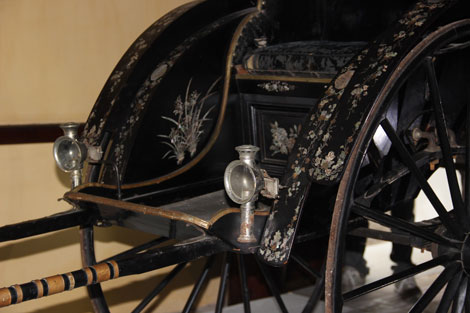 Chiếc xe kéo này do xưởng Hoàng Hưng ở Hà Nội sản xuất. Xe làm bằng gỗ lim, cao 136cm, dài 230cm, rộng 102cm và được chạm khảm xà cừ với nhiều hoa văn độc đáo. Ngoài ra, các bộ phận như càng xe được trang trí bằng vòng kim loại màu trắng; mui xe gắn ống đồng; bánh xe niềng sắt...