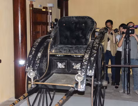  2. Xe kéo của Hoàng Thái hậu Từ Minh: Đây là một tác phẩm nghệ thuật được Vua Thành Thái đặt làm tặng mẹ Hoàng thái hậu Từ Minh, đã được hồi hương từ Pháp.