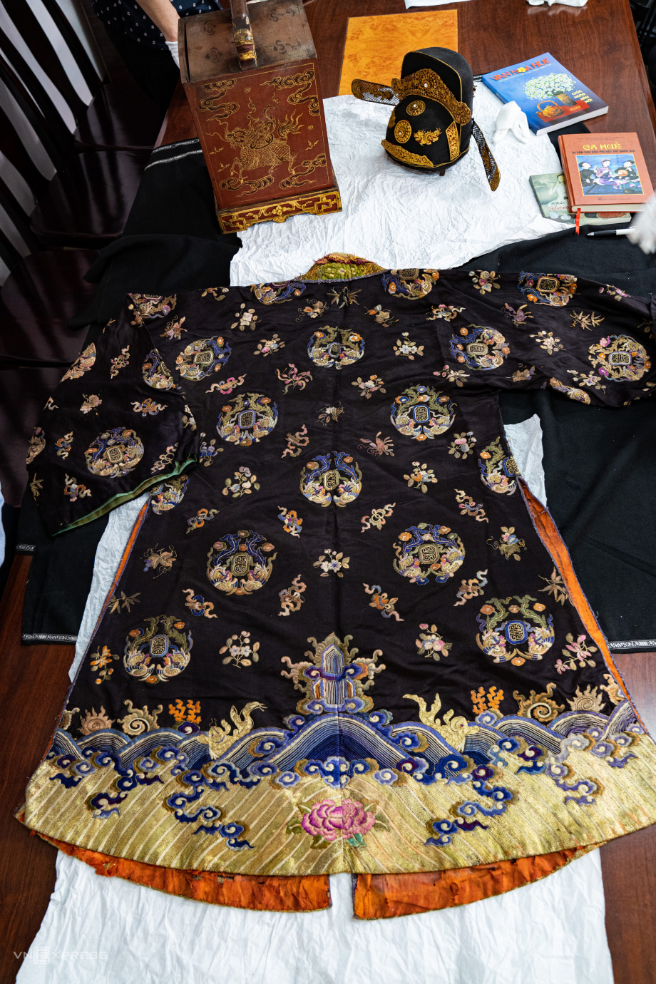  3. Mũ quan thời Nguyễn và áo Nhật Bình: Cuối năm 2021, hai cổ vật triều Nguyễn được đưa ra đấu giá tại Tây Ban Nha là mũ quan thời Nguyễn và áo Nhật Bình cũng đã được hồi hương thành công. Tỉnh Thừa Thiên-Huế không có đủ kinh phí để mua những hiện vật này nhưng may mắn đã đến khi một tập đoàn quyết định mua chúng và hiến tặng cho tỉnh với mục đích quan trọng là bảo quản, lưu giữ và trưng bày.