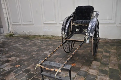 Chiếc xe này trước đó đã trải qua cuộc đấu giá tại Pháp và thông qua nỗ lực của Trung tâm Bảo tồn Di tích Cố đô Huế cùng sự hỗ trợ của Việt kiều tại Pháp cũng như các nhà hảo tâm trong nước, chiếc xe quý giá đã trở về Việt Nam vào ngày 21/4/2015 sau hơn 100 năm lưu lạc ở "trời Tây".