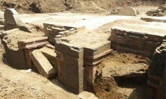 Tuy nhiên, sau khi thông báo vụ việc, chuyên gia khảo cổ địa phương kiểm tra và kết luận rằng sự trùng hợp chỉ là một sự tình cờ và không mang ý nghĩa điềm xấu.