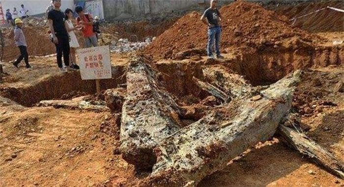 Ngay khi mộ cổ được phát hiện, họ đến gần hơn tấm bia mộ để xem xét, bỗng một người công nhân sợ xanh mặt khi thấy tên trên bia trùng khớp với tên của anh ta. Sự trùng hợp này khiến anh ta và nhóm cảm thấy lo lắng và tin rằng đó là điềm xấu.