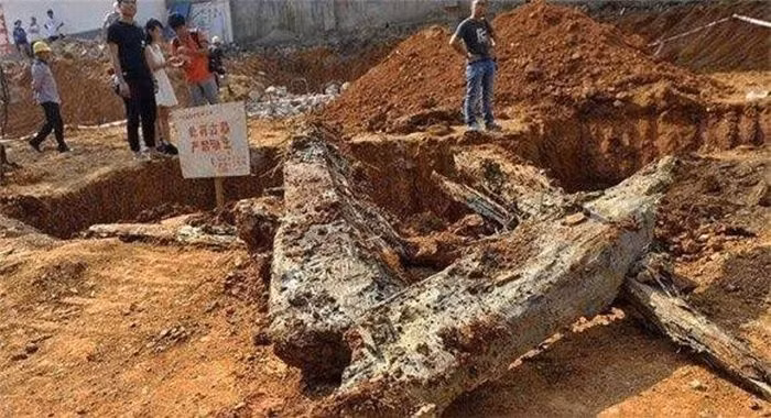 Ngay khi mộ cổ được phát hiện, họ đến gần hơn tấm bia mộ để xem xét, bỗng một người công nhân sợ xanh mặt khi thấy tên trên bia trùng khớp với tên của anh ta. Sự trùng hợp này khiến anh ta và nhóm cảm thấy lo lắng và tin rằng đó là điềm xấu.