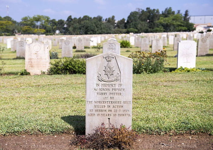 Trong một diễn biến khác, tại nghĩa trang chiến tranh của Khối thịnh vượng chung Anh ở Ramle, Israel, có một ngôi mộ đặc biệt thu hút sự chú ý của du khách.