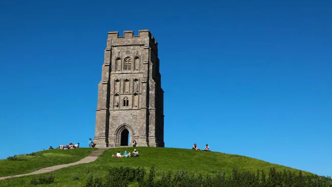 2. Đồi Glastonbury Tor, Anh: Đồi Glastonbury Tor ở Somerset được cho là cánh cổng dẫn tới thế giới khác. Nơi này gắn liền với truyền thuyết về vua Arthur và hòn đảo bí ẩn Avalon, nơi thời gian không ảnh hưởng đến con người.