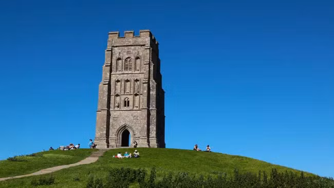 2. Đồi Glastonbury Tor, Anh: Đồi Glastonbury Tor ở Somerset được cho là cánh cổng dẫn tới thế giới khác. Nơi này gắn liền với truyền thuyết về vua Arthur và hòn đảo bí ẩn Avalon, nơi thời gian không ảnh hưởng đến con người.