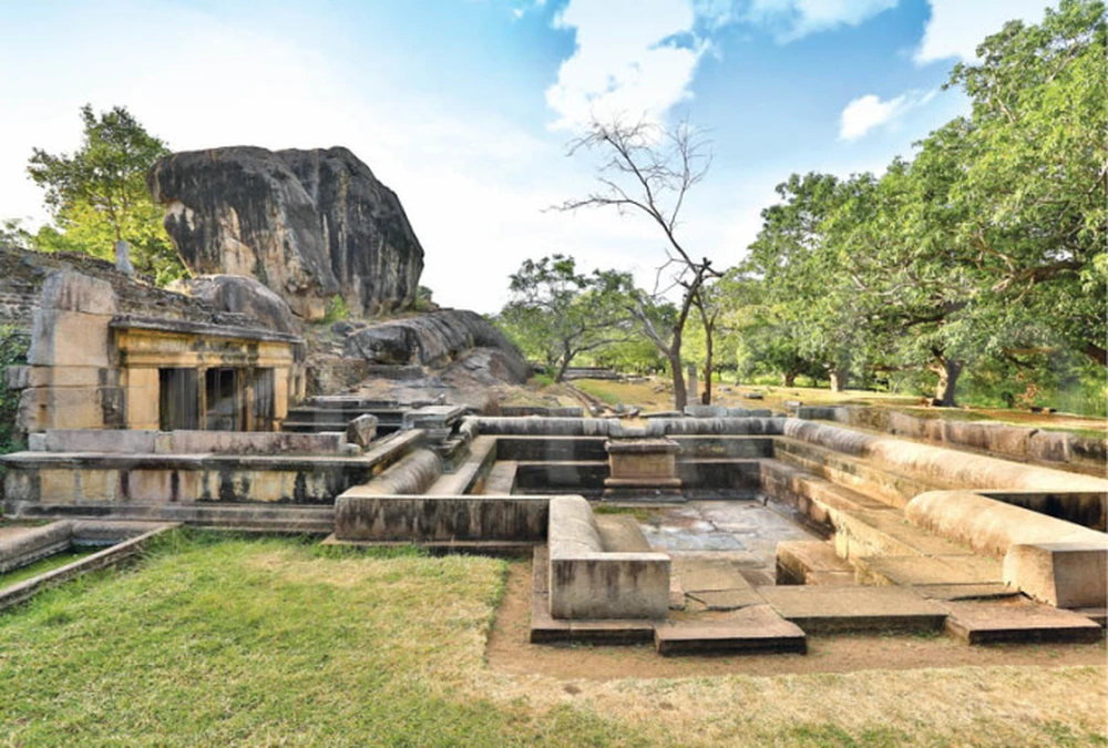 4. Công Viên Ranmasu Uyana, Sri Lanka: Còn gọi là "Cánh cổng Sao", nơi này có di tích kiến trúc bằng đá thu hút du khách. Truyền thuyết cho rằng đây là cánh cổng liên lạc với nền văn minh ngoài Trái đất, nhưng các giả thiết này bị các nhà khảo cổ phản đối.