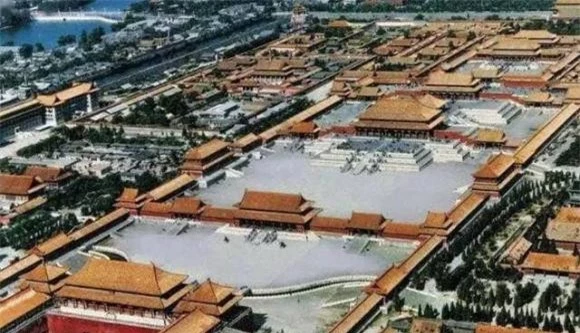 Có nhiều giai thoại xoay quanh sự bí ẩn trong Tử Cấm Thành, trong đó có câu chuyện về con trăn khổng lồ được giấu giếm hơn 600 năm và vẫn nằm bên trong thành.