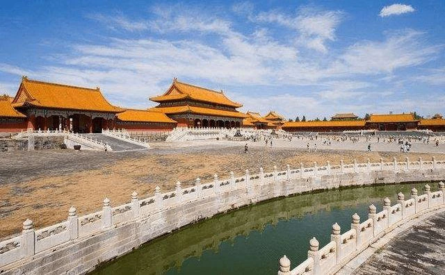 Sông dài 2.100 mét và có độ sâu trung bình 4 mét, hình dạng giống như một con trăn khổng lồ.