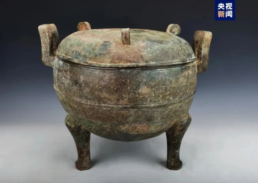 Một đế trống bằng đồng cũng được phát hiện trong ngôi mộ, có kích thước lớn và được cho là một trong những loại hiện vật lớn nhất từng được tìm thấy ở Trung Quốc.