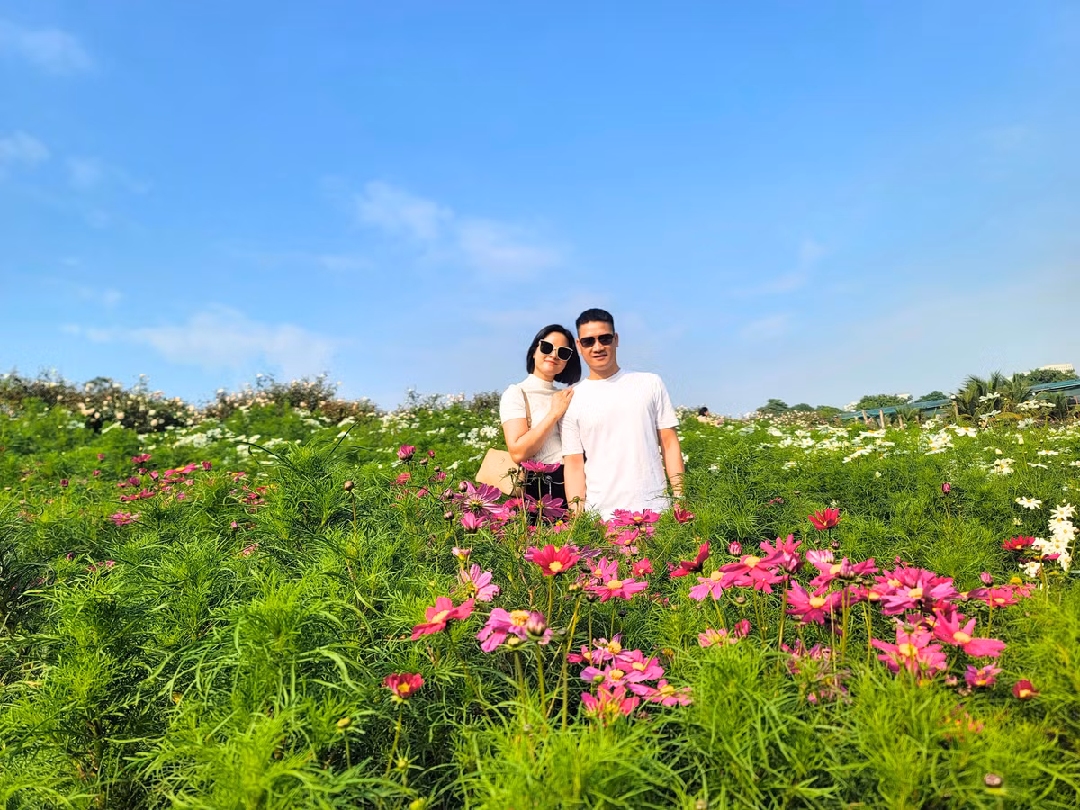 Thung lung hoa Ho Tay hut du khach 'check in' trong ngay Tet Duong lich-Hinh-10