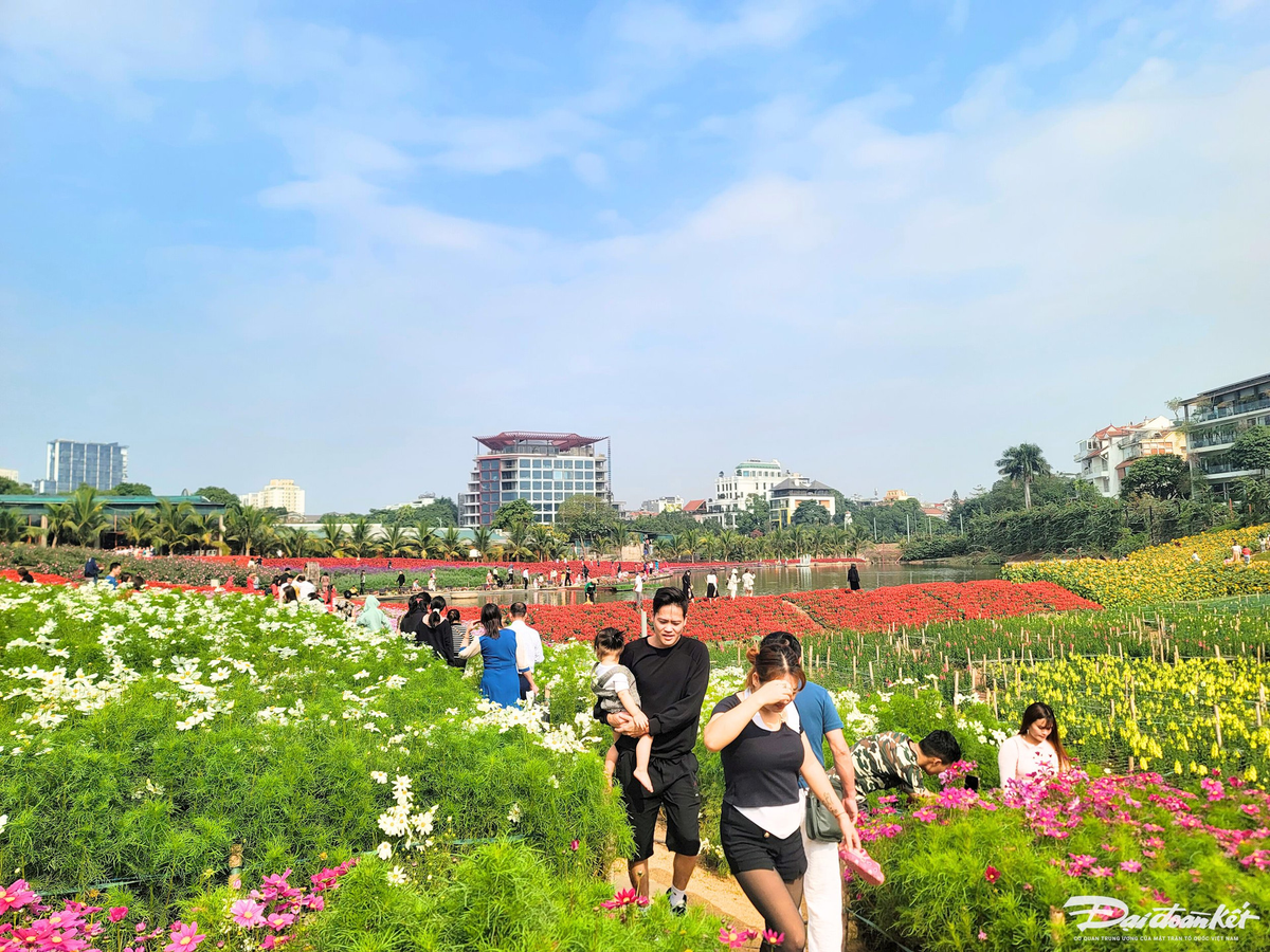 Từ sáng sớm, đông đảo người dân có mặt tại đây lưu giữ lại khoảnh khắc đẹp cùng gia đình, bạn bè trong ngày đầu tiên của năm 2024.