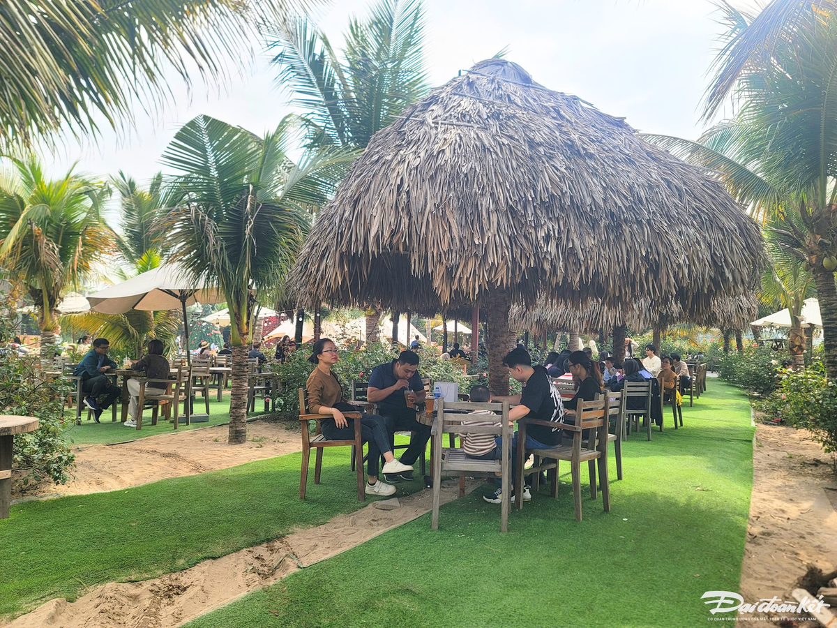 Đến khoảng 10h sáng, khu vực nhà hàng, cafe của thung lũng hoa Hồ Tây gần như không còn bàn trống. Nhiều người đưa cả gia đình đến đây ăn sáng, cafe xong sau đó mới đi tham quan vườn hoa.