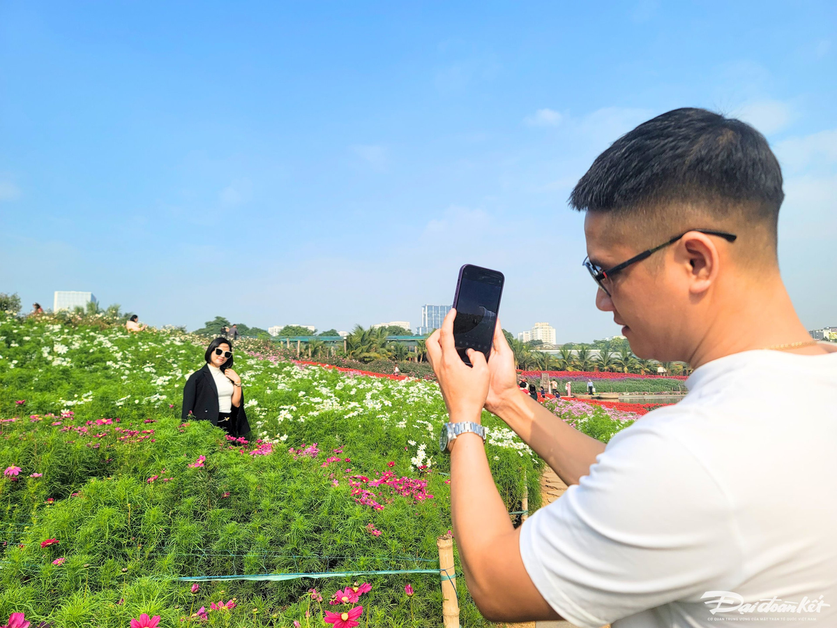 Anh Tuấn Anh (32 tuổi, Nam Từ Liêm) đang chụp ảnh cho bạn gái.