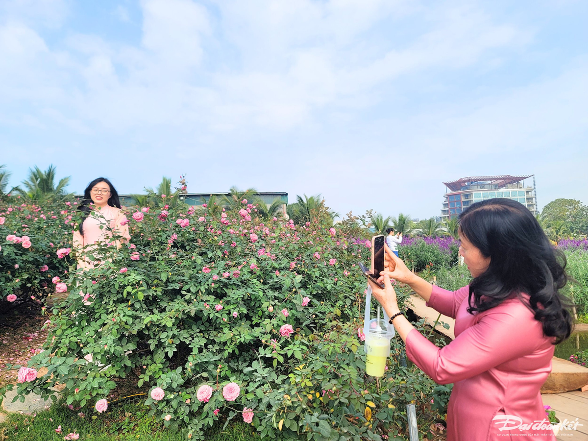 Em Huyền Trang (22 tuổi, sinh viên đại học) được mẹ chụp ảnh cho.