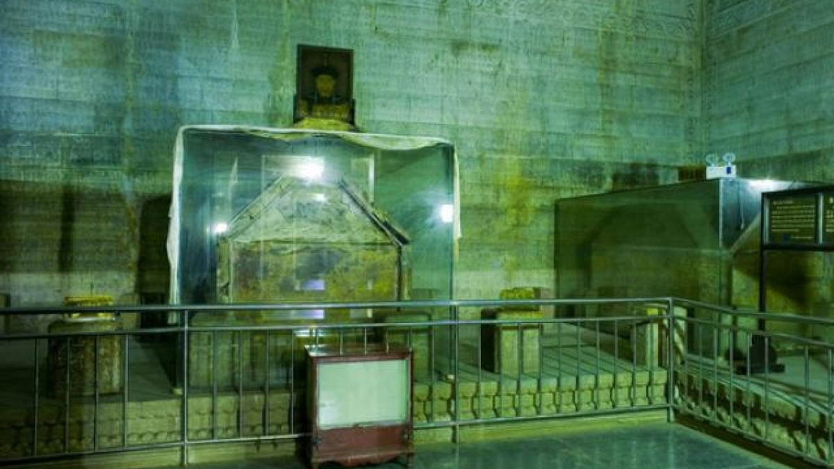 Tại lăng mộ Càn Long, các nhà khảo cổ phát hiện nhiều đồ tùy táng có giá trị, đặc biệt là những chiếc lồng đèn chứa mỡ kỳ lạ.