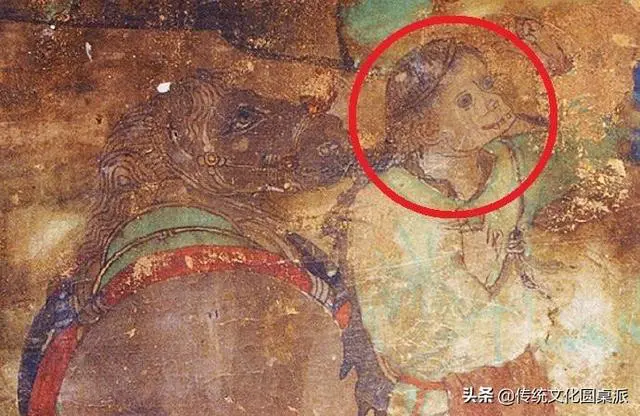 Trong các bức tranh thời Tống, người khỉ thường đeo vòng Kim Cô, trong khi thời Nguyên, họ đã xuất hiện với gậy Như Ý.