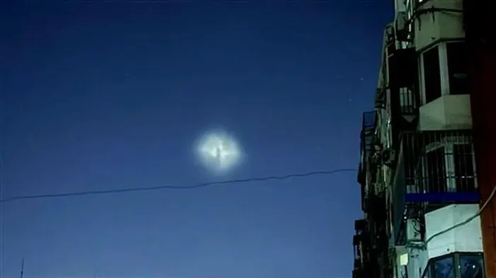 Những vật thể này được mô tả là di chuyển rất chậm, được bao bọc bởi đám mây trắng.