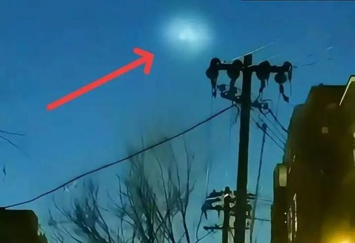 Hình ảnh được chia sẻ rộng rãi trên mạng xã hội Trung Quốc ngày 14/1 ghi lại các vật thể phát sáng giống UFO ở Bắc Kinh, Sơn Tây, Hà Bắc và nhiều nơi khác trong khoảng từ 18h đến 18h20.