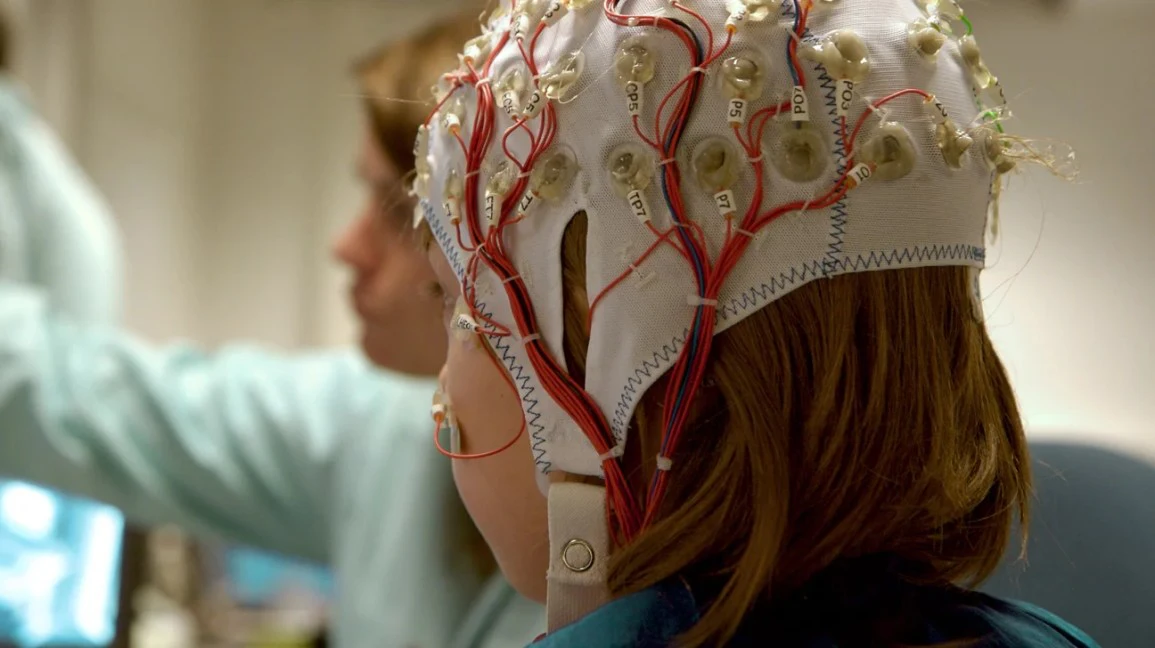 Các tình nguyện viên được tiêm thuốc gây mê, sau đó hoạt động não của họ được ghi lại và chuyển sang chương trình máy tính.