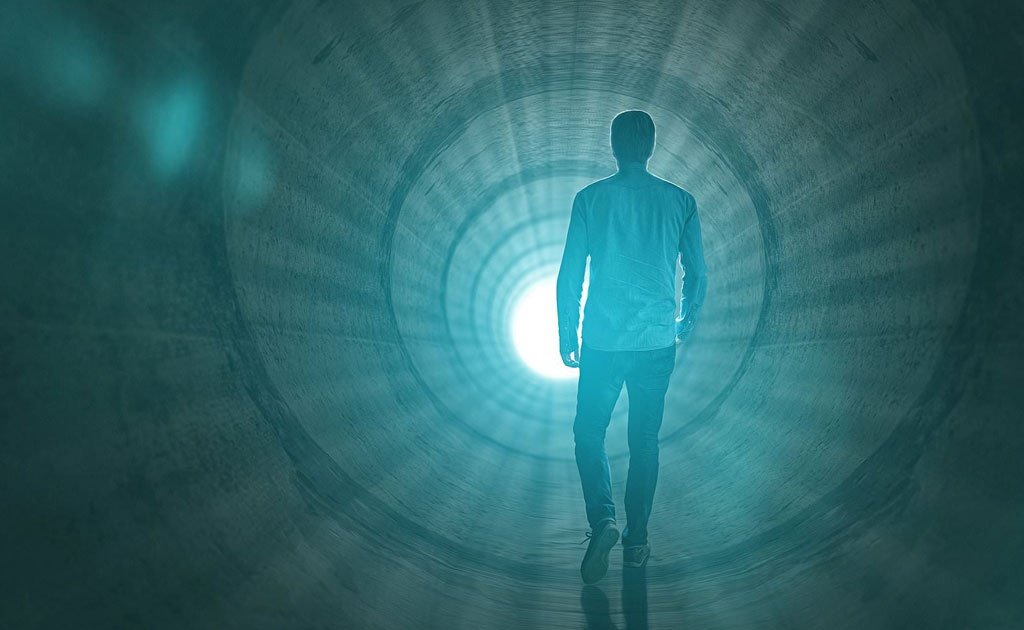 Có những báo cáo về việc nhìn thấy người thân, bước vào thế giới sáng sủa, cảm giác bình yên, thậm chí rời khỏi cơ thể.