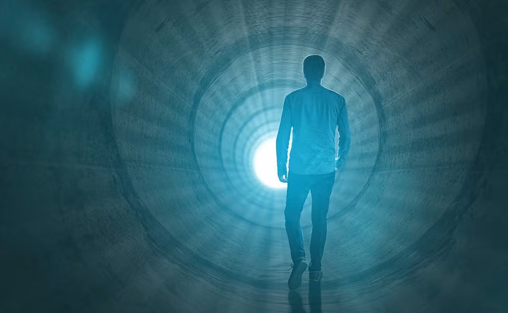 Có những báo cáo về việc nhìn thấy người thân, bước vào thế giới sáng sủa, cảm giác bình yên, thậm chí rời khỏi cơ thể.