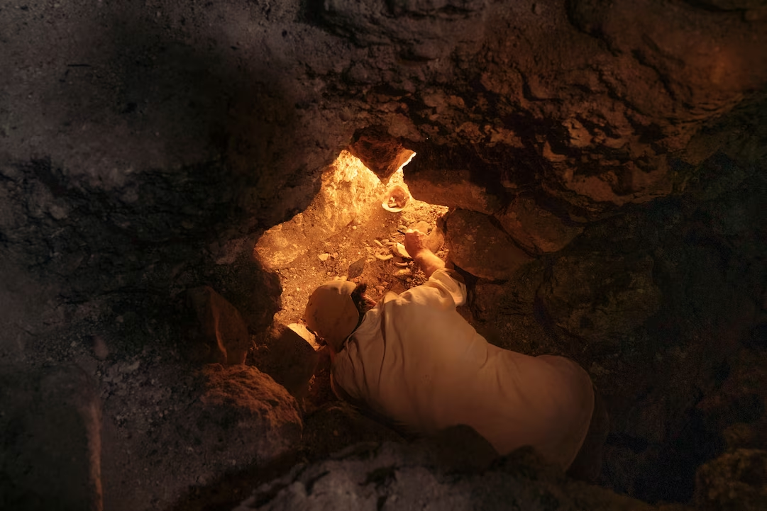 Khu vực Chochkitam đã hé lộ nhiều bí ẩn mới, trong đó có một hầm bí mật được phát hiện thông qua việc sử dụng công nghệ LiDAR vào năm 2021. Trong hầm này, các kẻ trộm mộ hàng thế kỷ đã tấn công và lấy đi nhiều báu vật, nhưng lại bỏ qua một khu vực cụ thể bên trong một căn phòng giữa kim tự tháp.