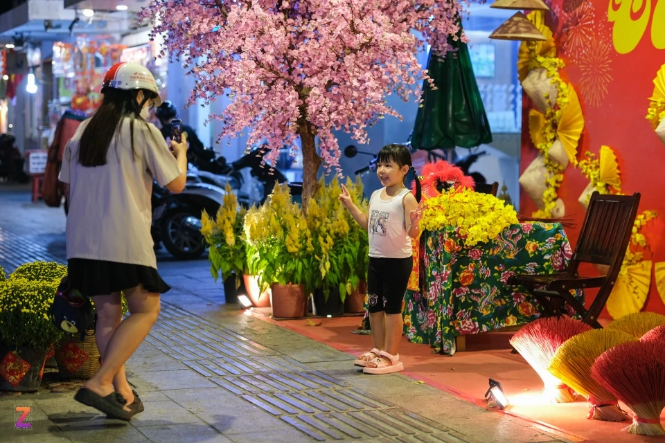 Dọc tuyến đường Phan Xích Long, một số tiểu cảnh Tết được dựng lên cho người dân và du khách chụp ảnh check-in khi đến phố ẩm thực dạo chơi, ăn uống.