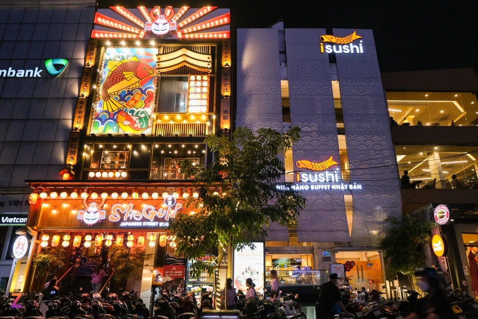 Khu phố ẩm thực này hiện có hơn 220 cửa hàng kinh doanh dịch vụ ăn uống, trong đó trên 80 điểm là các thương hiệu nổi tiếng trong nước và quốc tế, có thể kể đến như isushi, ShoGun, Sushi Hokkaido Sachi, Kichi-Kichi, GoGi House, Đen Đá cà phê...