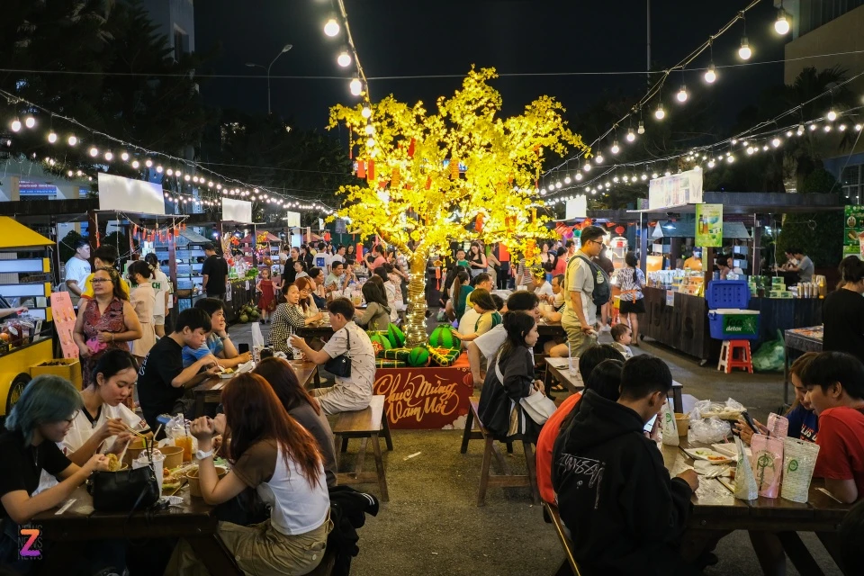 Bên cạnh tuyến đường chính, khu ẩm thực mới mở ở Trung tâm thể thao Rạch Miễu (phường 2, quận Phú Nhuận) cũng thu hút khá đông bạn trẻ, gia đình đến đây vui chơi, ăn uống. Hiện nơi này có khoảng 20 gian hàng, phần lớn là đến từ các thương hiệu, đầu bếp có tay nghề.