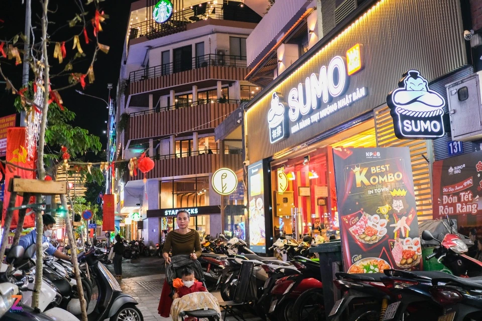 Phố ẩm thực Phan Xích Long kỳ vọng mang đến không gian trải nghiệm dịch vụ ăn uống an toàn, văn minh, địa điểm vui chơi thú vị, thu hút khách du lịch, phát triển kinh tế. Tại đây còn có các dịch vụ khác như karaoke, spa, mua sắm...