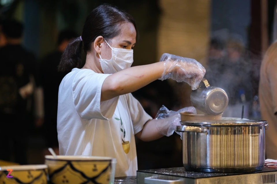 Chị Hồng Trang (ngụ quận Bình Thạnh) cho biết: "Tôi nhượng quyền thương hiệu mì rồi đi học nấu về bán ở đây. Những ngày đầu khai trương phố ẩm thực lượng khách khá ổn, tôi hy vọng sau giai đoạn bán thử từ nay Tết, khu phố sẽ được biết đến nhiều hơn, trở thành điểm vui chơi, ăn uống nhiều người yêu thích".