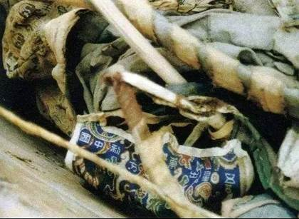 Tấm vải được bảo quản tốt, các chuyên gia sau đó đã nghiên cứu và đánh giá kỹ lưỡng, kết luận rằng đây là một tấm vải gấm có lịch sử hàng nghìn năm, với dòng chữ từ xa xưa được giữ nguyên vẹn đến ngày nay.