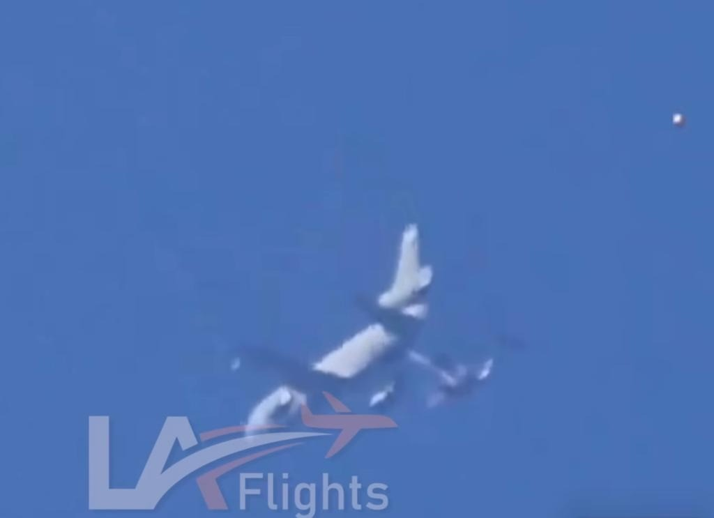 Trong video, vật thể màu trắng hoặc bạc sáng bóng được nhận diện bay quanh chiếc Air Force One của Tổng thống Mỹ Joe Biden lần đầu tiên vào khoảng 10h18 sáng, xuất hiện thêm hai lần sau đó. Joshua Solorzano thậm chí đã hỏi anh trai của mình liệu họ có thấy điều gì đó đang bay trên đường đi hay không.