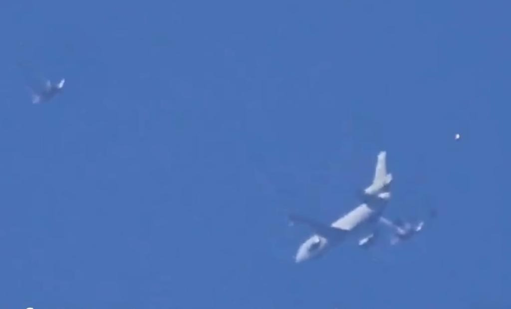 Peter và Joshua Solorzano đã đăng tải video lên kênh YouTube của họ, gây sự chú ý của cộng đồng mạng và nhận định vật thể này có thể là UFO.