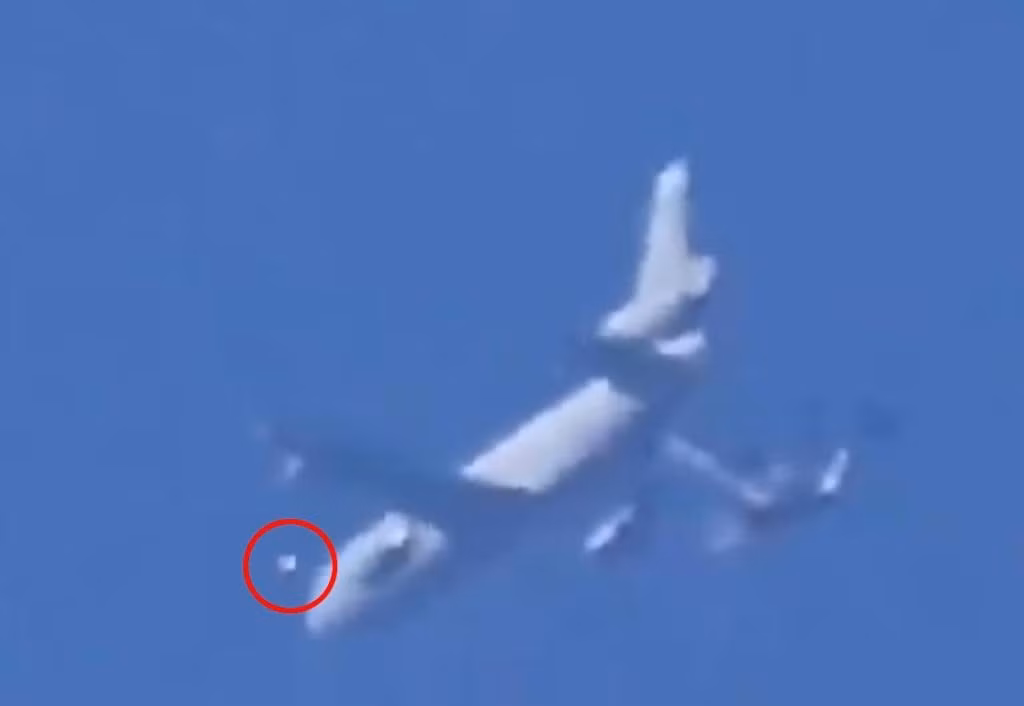 Đoạn video do Peter và Joshua Solorzano ghi lại từ Sân bay Quốc tế Los Angeles (LAX) cho thấy một vật thể giống quả bóng bay xuất hiện trên bầu trời và bay lơ lửng trên chiếc máy bay chính của Tổng thống.