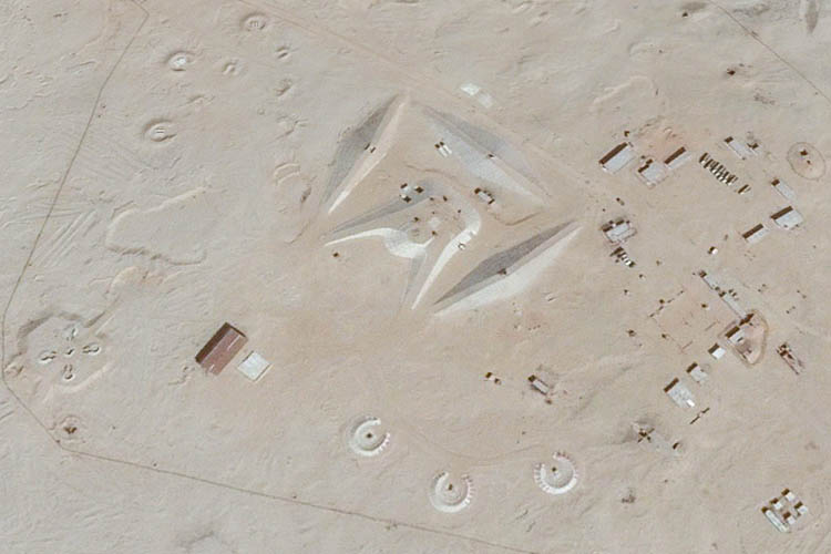 Trong khi một số người, như George Gerbanas, đưa ra bình luận về việc cấu trúc có thể liên quan đến cuộc chiến tranh giữa các vì sao, thì Dennis Huffman lại đặt ra nghi vấn về liệu đây có phải là "căn cứ UFO bí mật" của chính phủ Ai Cập.