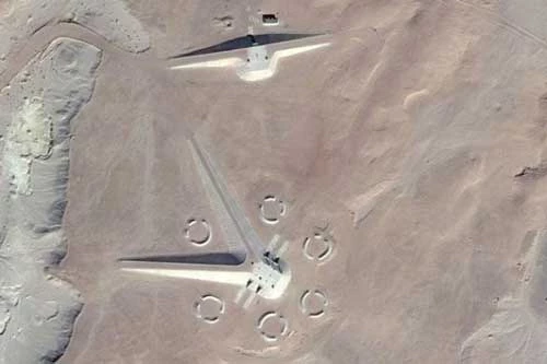 Được đặt giữa vùng sa mạc hoang vu phía đông thủ đô Cairo, Ai Cập, cấu trúc này gồm những tòa nhà có thiết kế đặc biệt, với 2 đầu dài, nhọn, được bao quanh bởi các vòng tròn bí ẩn.