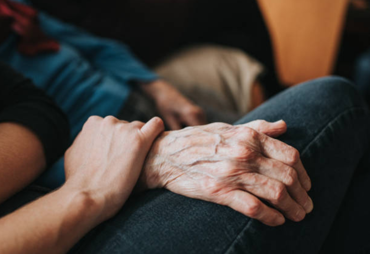 1. Mẹ đầu thai qua con gái: Một định nghĩa đơn giản của luân hồi trong số rất nhiều khái niệm từng được đưa ra chính là sự đầu thai hay tái sinh của linh hồn vào một thân xác mới sau cái chết. Trường hợp điển hình là một bà lão ở Thái Lan trước khi chết đã nguyện vọng được đầu thai thành một cậu bé.