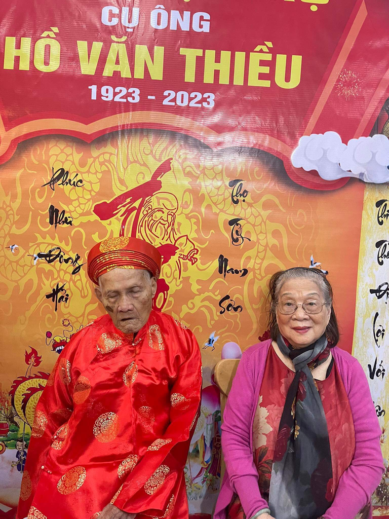 Cu ong vo tu ngu gat trong tiec sinh nhat 100 tuoi-Hinh-2