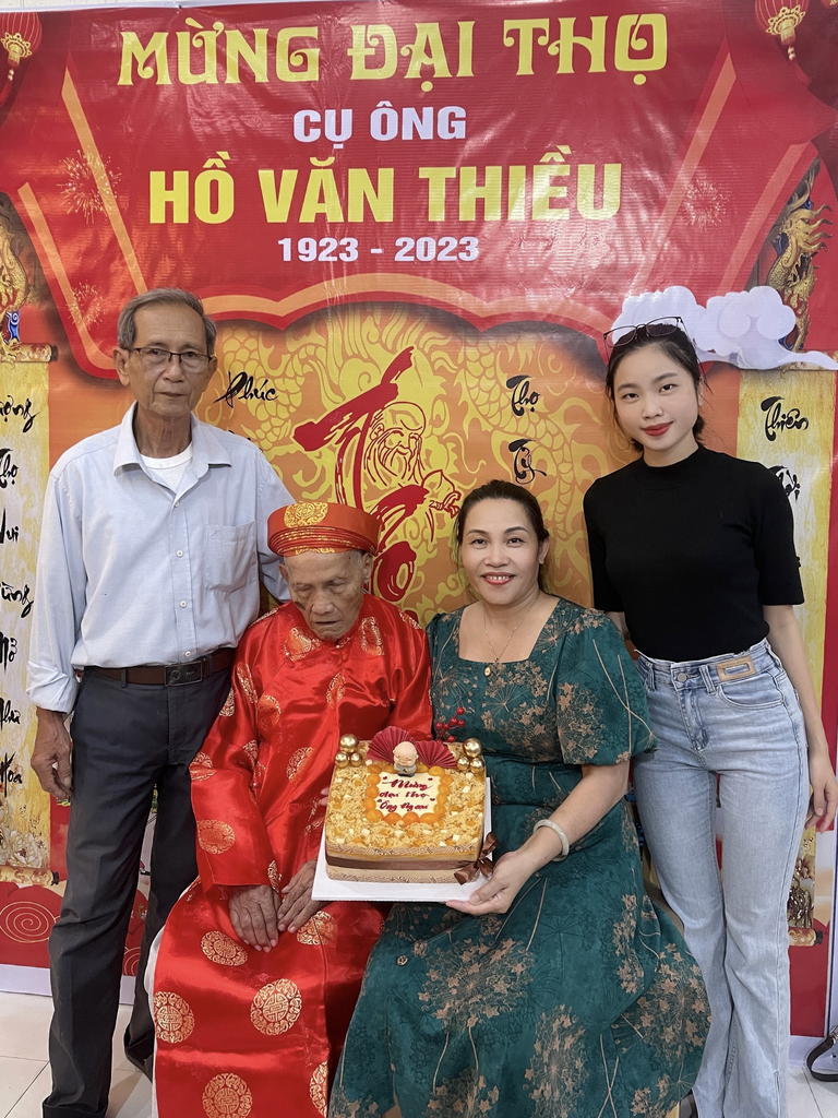 Cu ong vo tu ngu gat trong tiec sinh nhat 100 tuoi