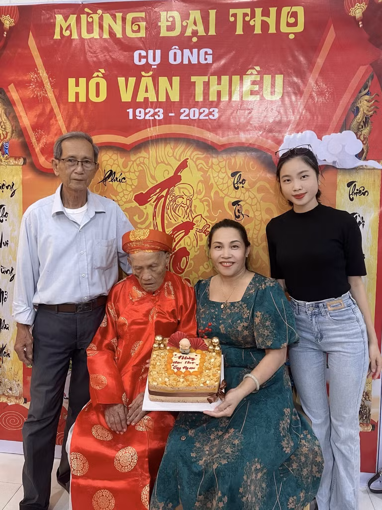 Cu ong vo tu ngu gat trong tiec sinh nhat 100 tuoi