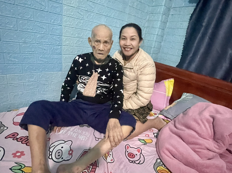 Cu ong vo tu ngu gat trong tiec sinh nhat 100 tuoi-Hinh-4