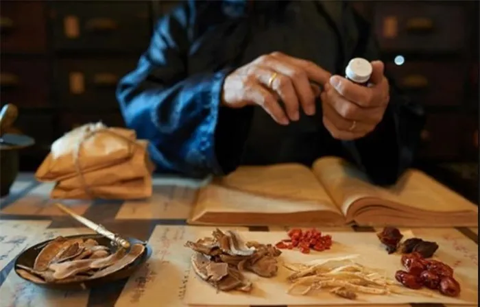 Nó cũng được cho là có tác dụng chống lão hóa, giúp da tươi tắn và chống oxy hóa, hỗ trợ trong điều trị các vấn đề liên quan đến tuổi già và kéo dài tuổi thọ.